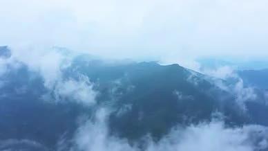 4K航拍宏伟大气自然气候变化群山之巅云雾视频的预览图